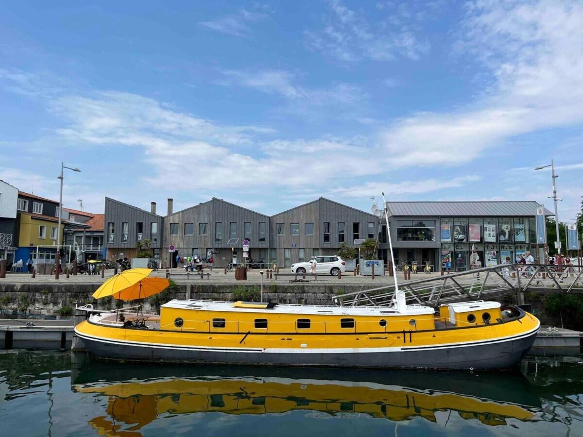 Une Peniche Dans Le Bassin A Flot Du Vieux Port La Rochelle  Luaran gambar