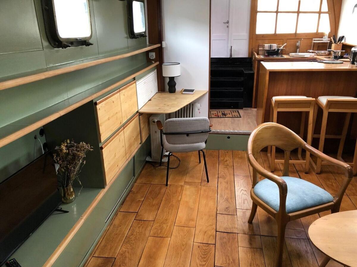 Une Peniche Dans Le Bassin A Flot Du Vieux Port La Rochelle  Luaran gambar